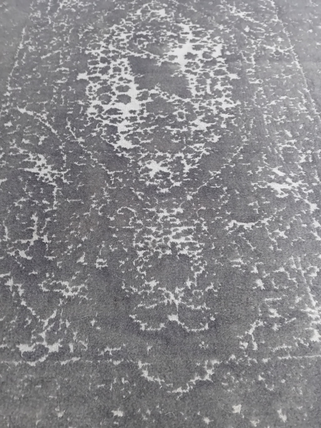 Tappeto Moderno 100x55 cm – Stile e Funzionalità